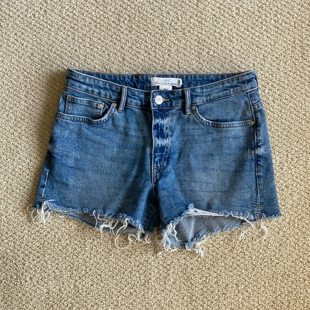 H&M L.O.G.G. Jean Shorts Denim Style Blue 3” Shag Cutoff Size 8 Like New MIDI
